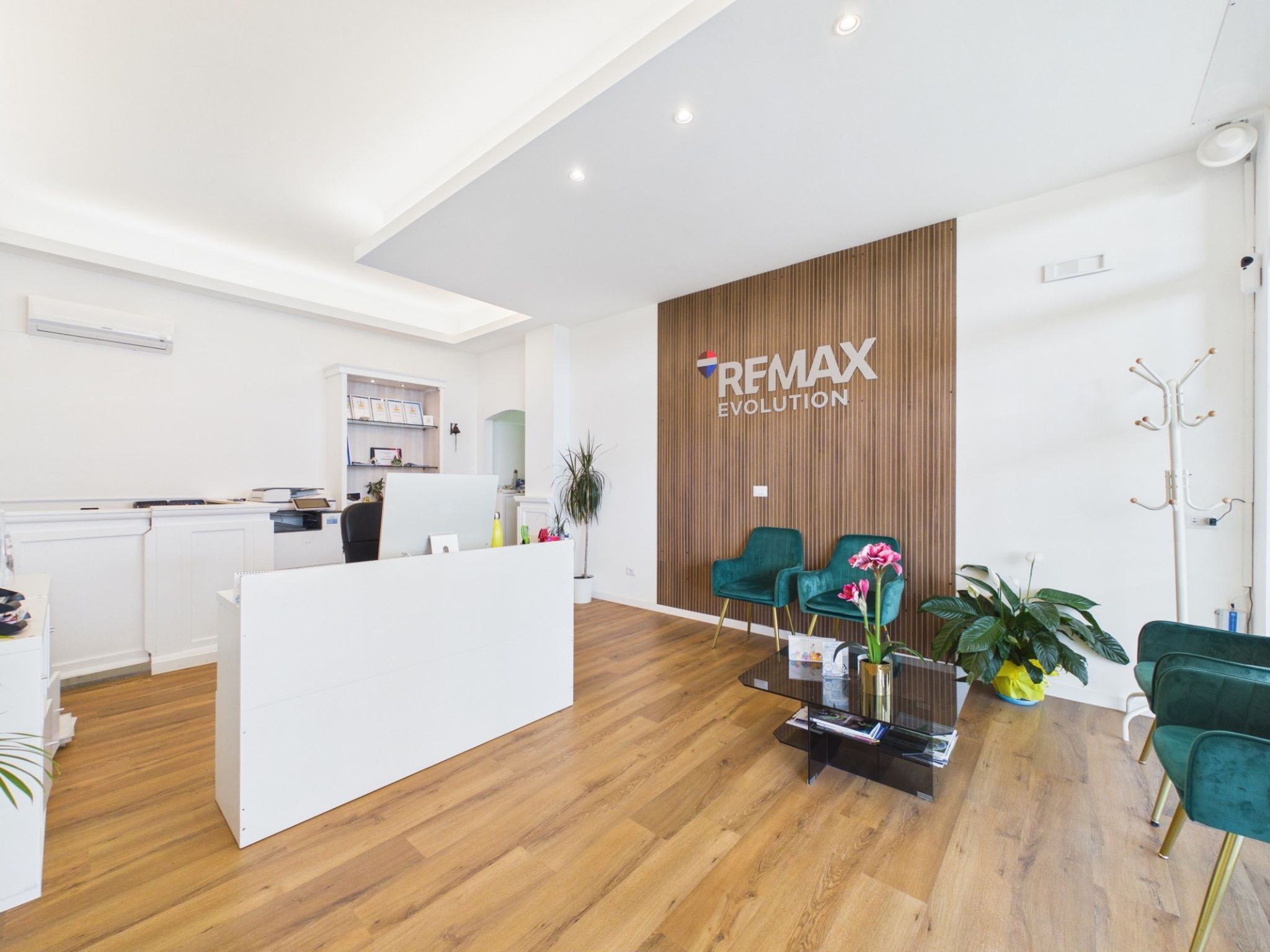 Foto REMAX Evolution - Formello Piazza C.A. dalla Chiesa