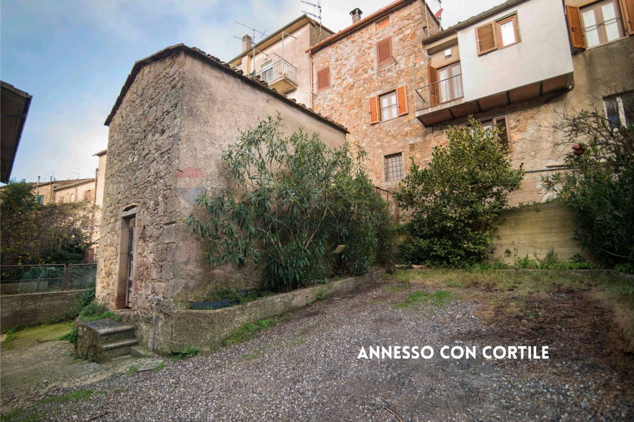 ANNESSO CON CORTILE