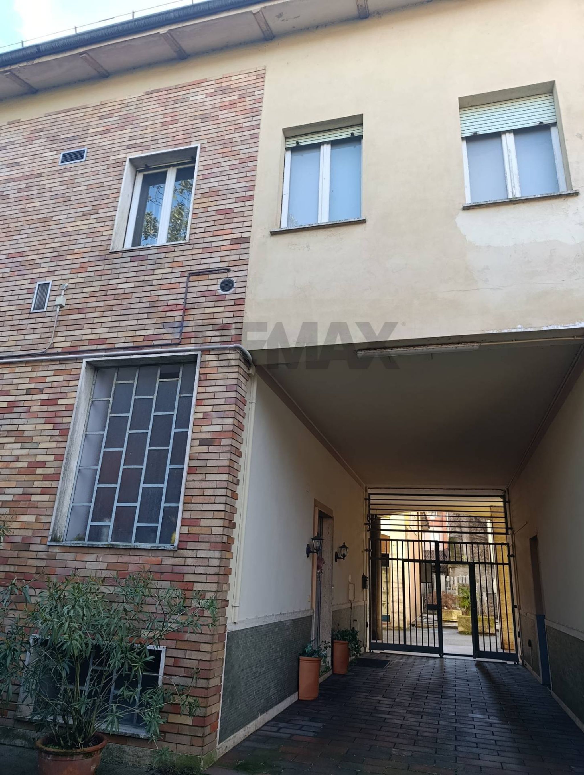 Property in Sannazzaro de' Burgondi