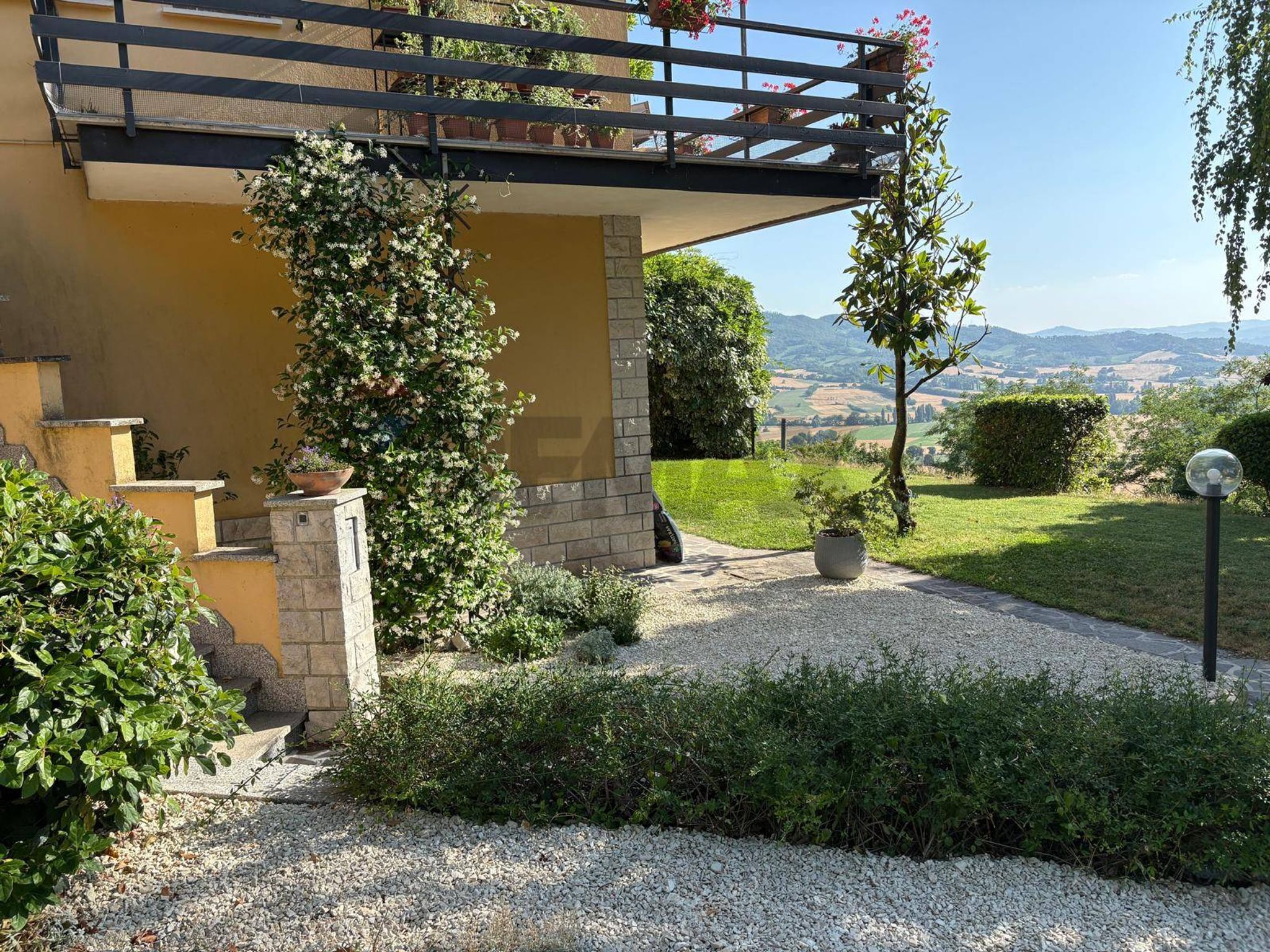 Facciata casa con giardino