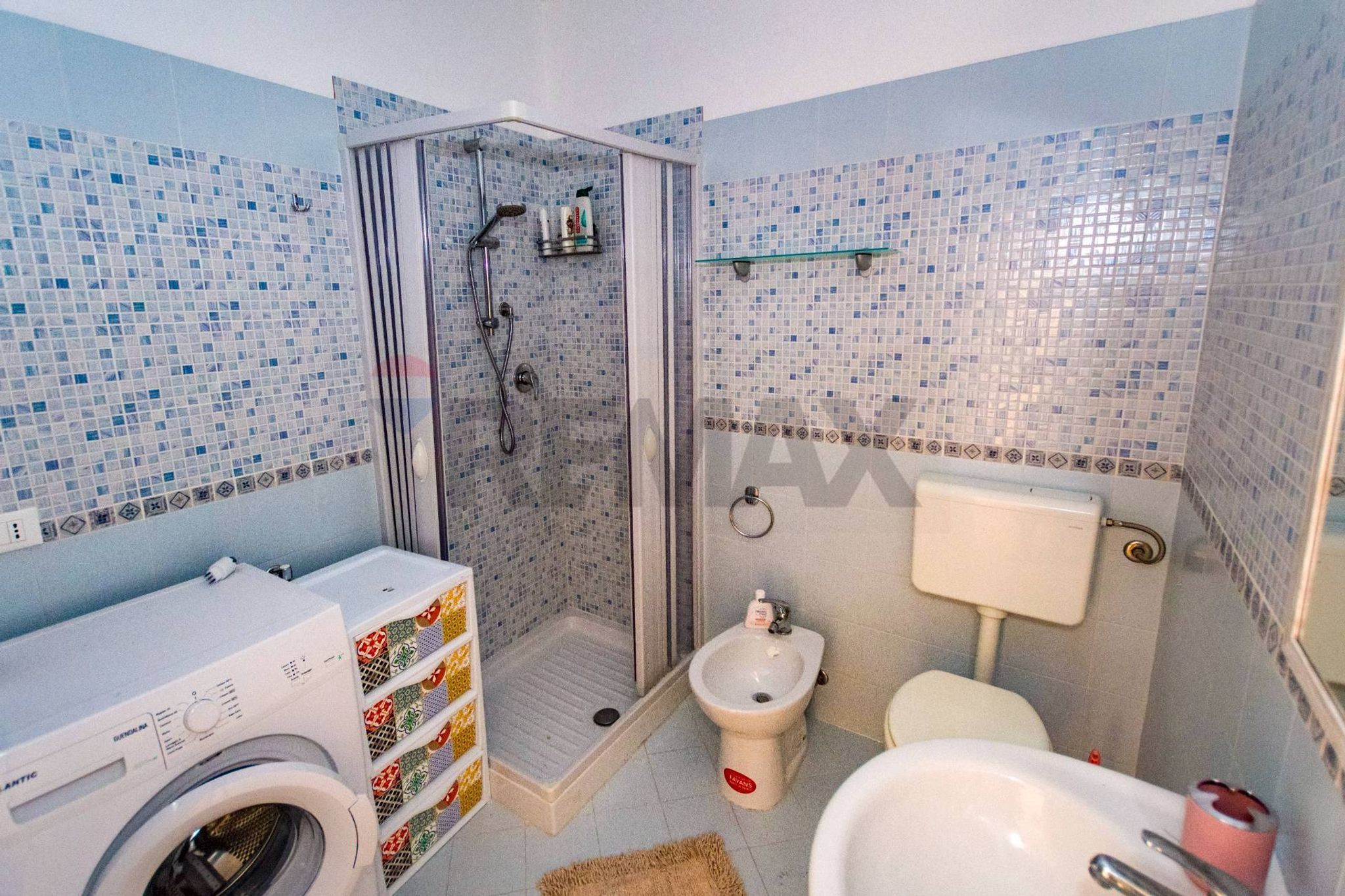Bagno con box doccia