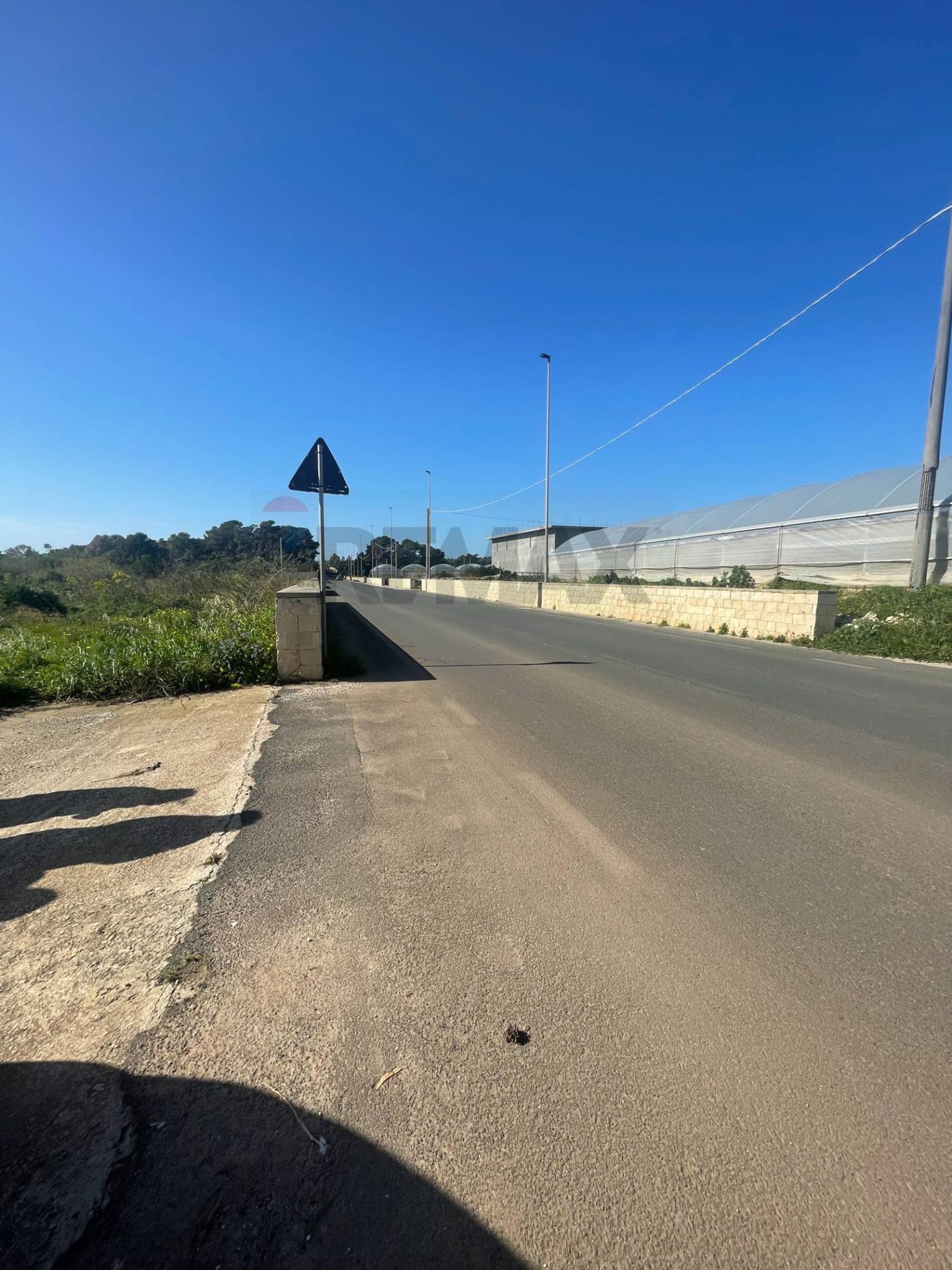 Accesso su strada principale.