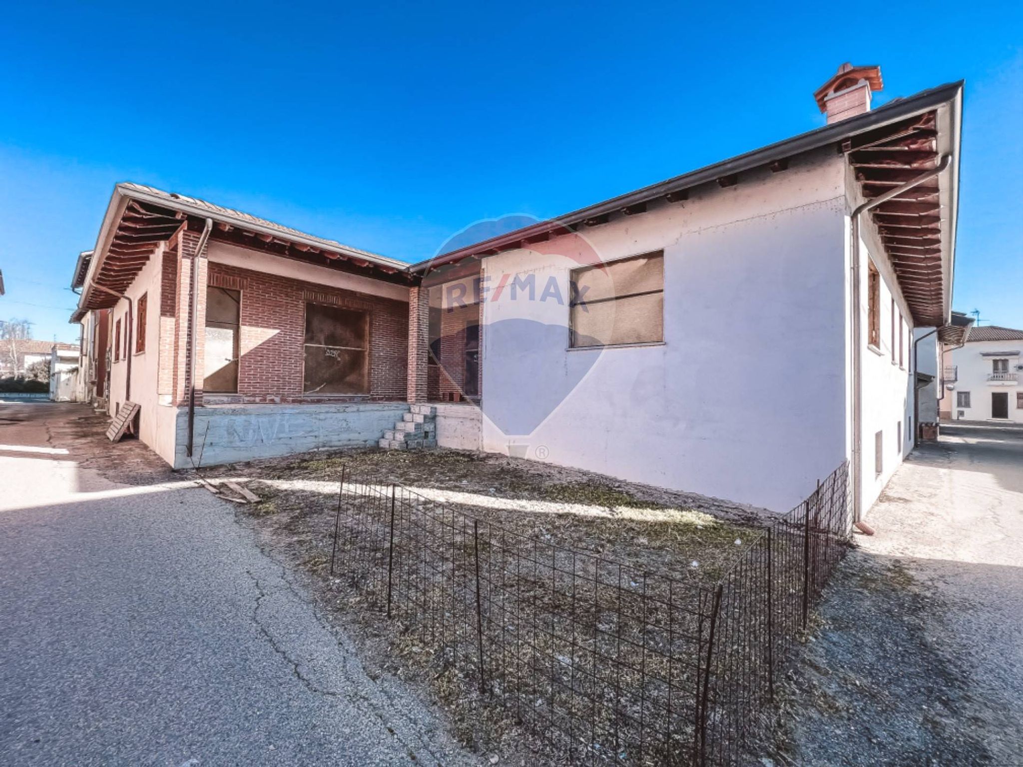 Property in Confienza