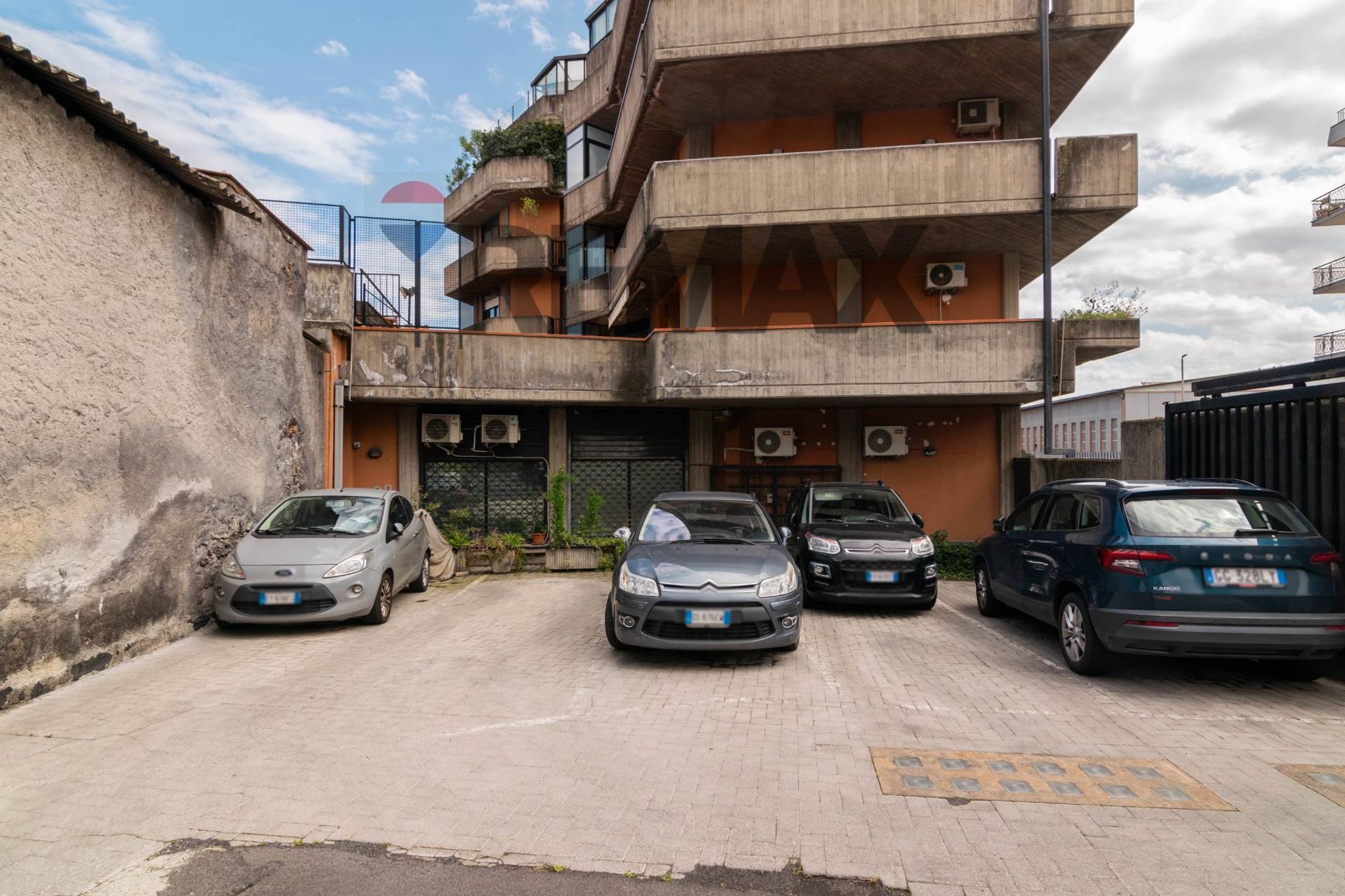 Edificio all'aperto e Posto Auto
