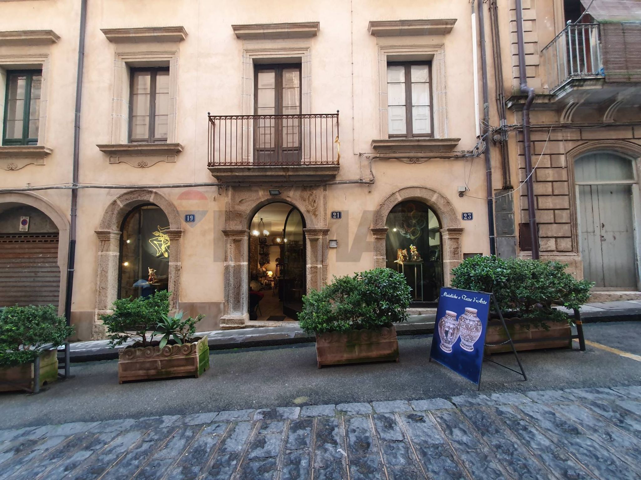 tre vetrine su strada principale