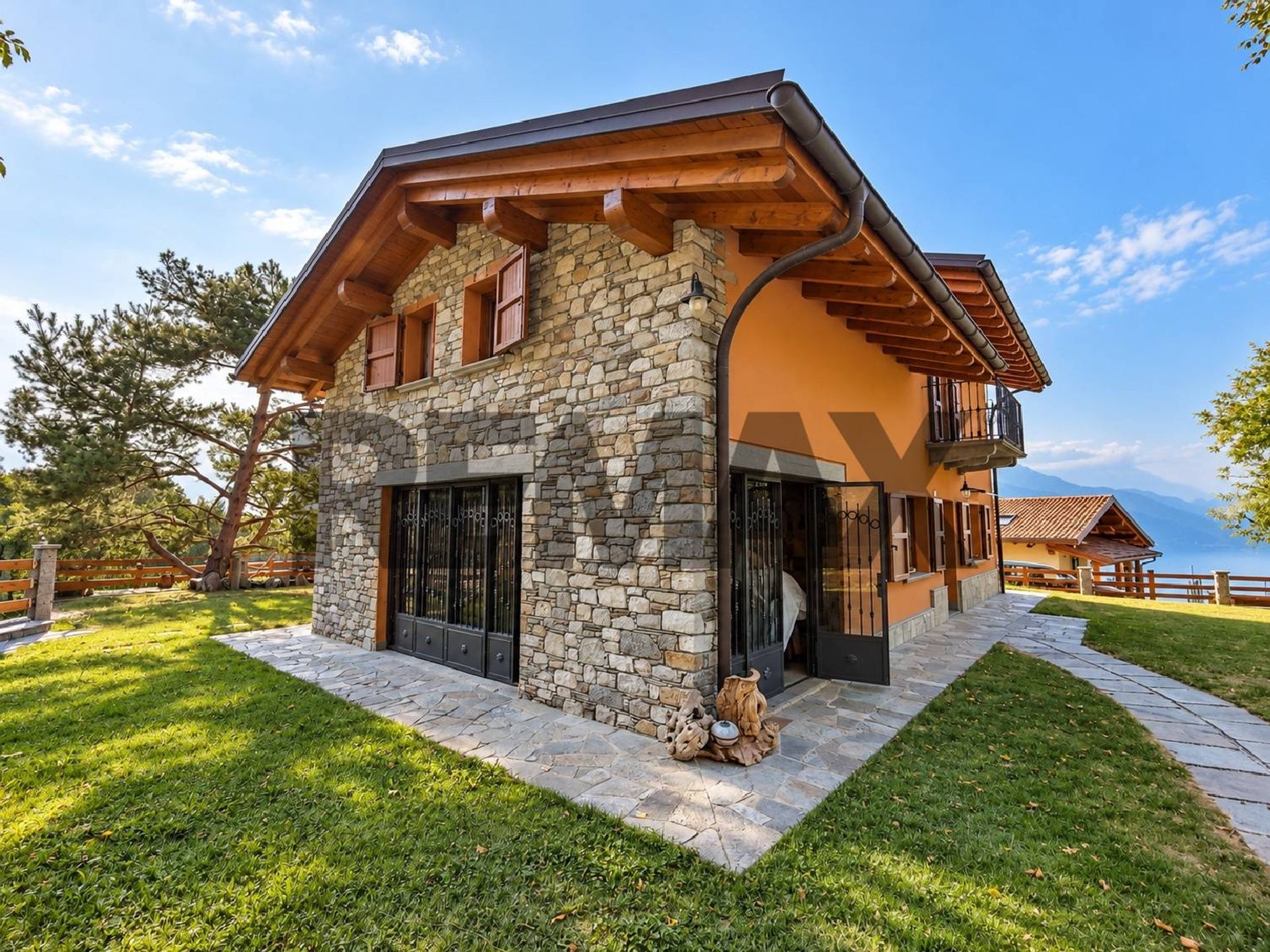 Property in Gravedona ed Uniti