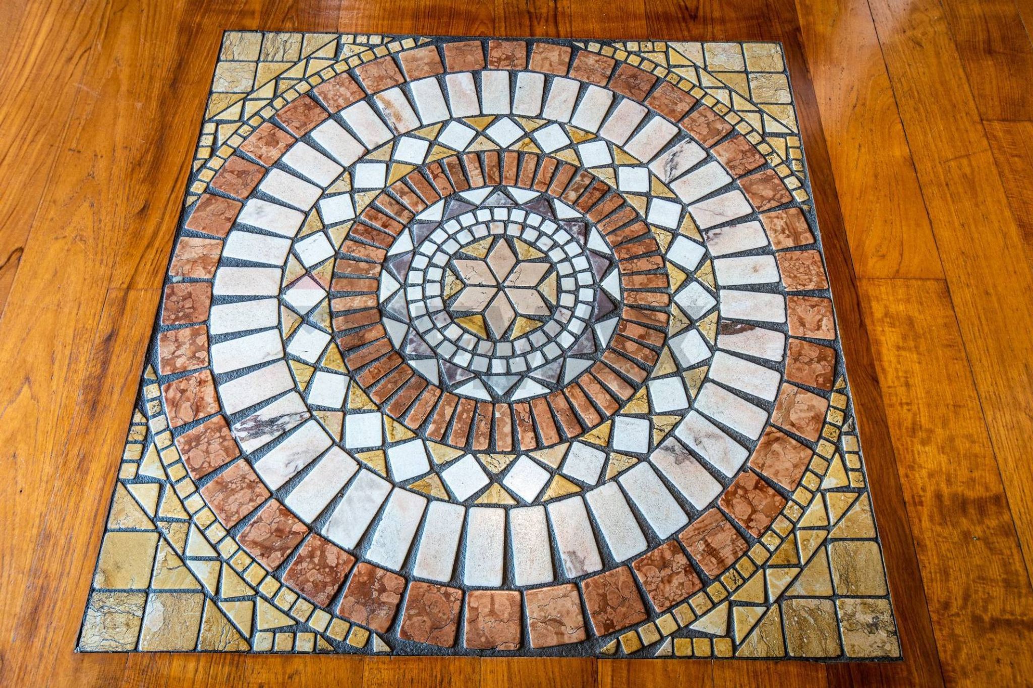 particolare pavimento teak/ sassi del Piave
