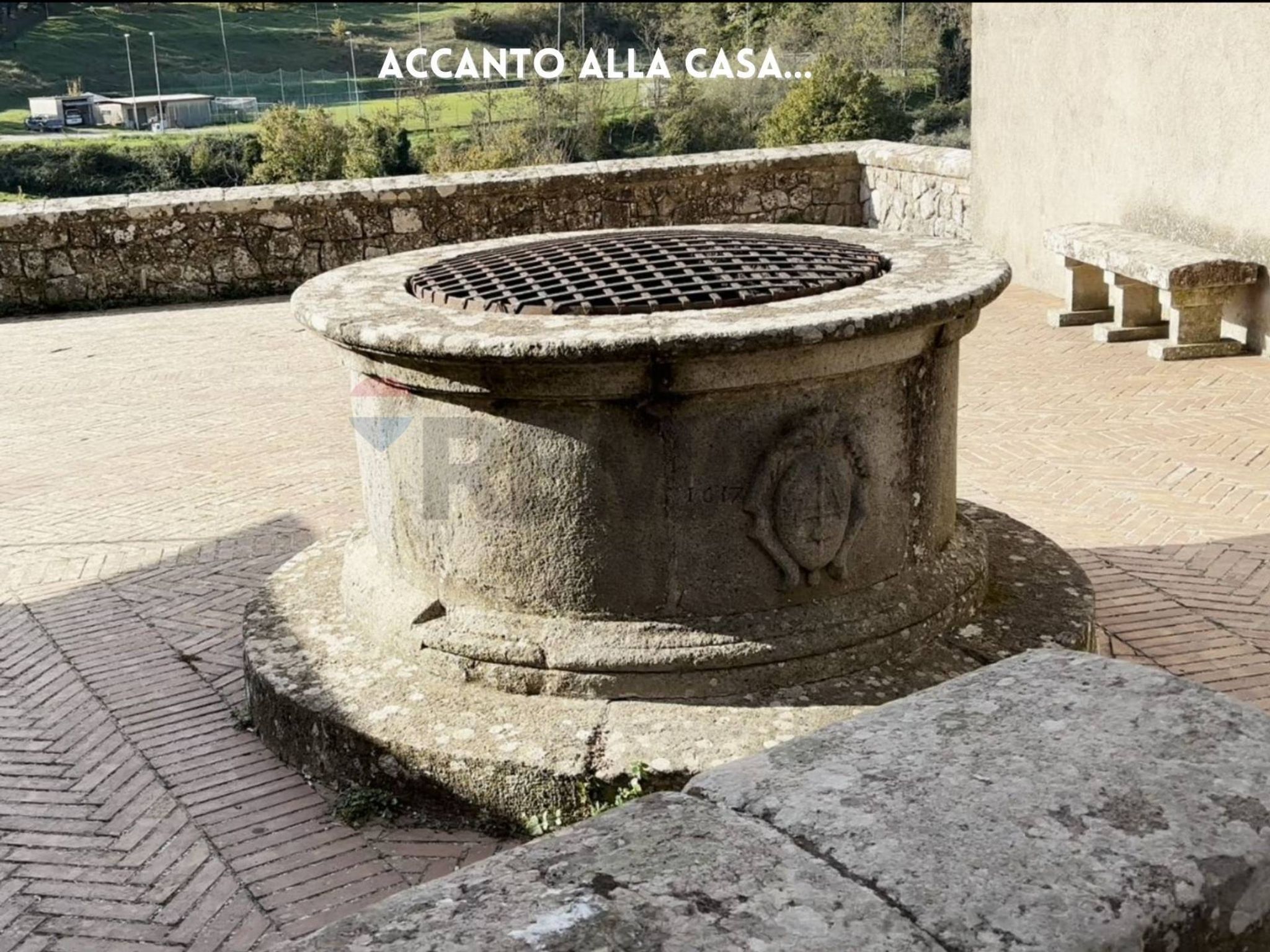 PIAZZA CON POZZO