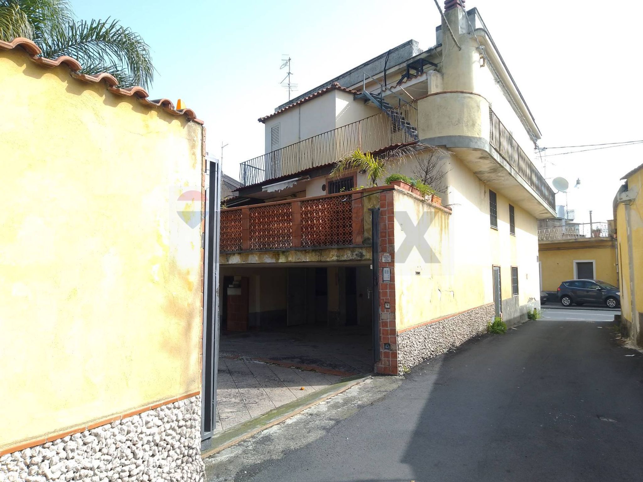 prospetto sud con accesso carrabile